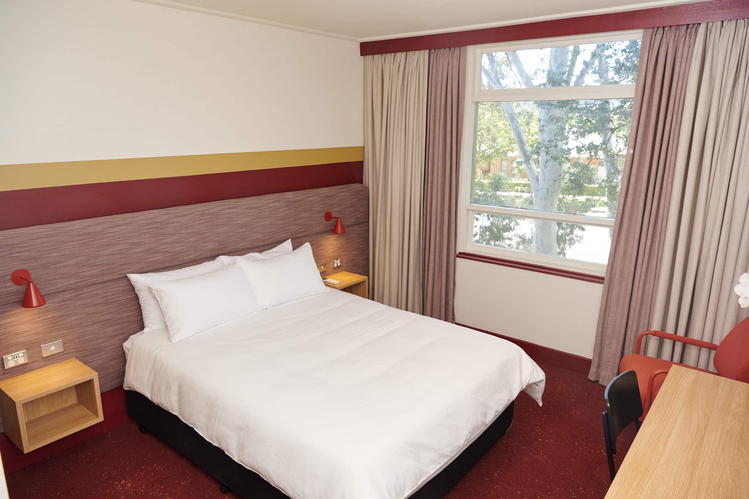 Queen bed with window view in Upper House Queen Room